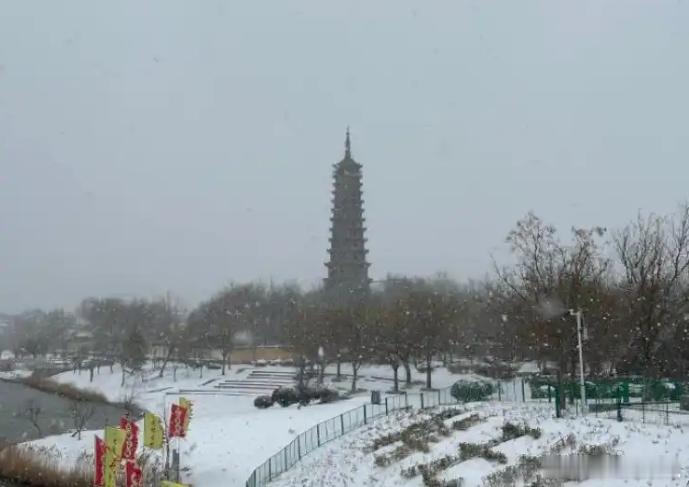 济南因暴雪停课   山东省气象台于3月2日14时30分发布暴雪橙色预警，并将道路