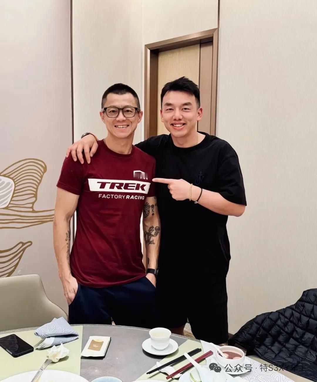 陈震被禁言后依旧日常丰富，近日还和好友相聚，博主孙晓龙晒出二人合照并送上越来越好