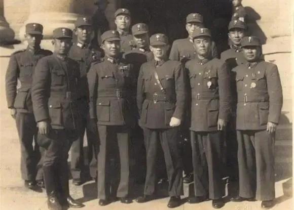 蒋介石的“十三太保”。
十三太保实际上并不止十三个人,这一称谓是一个虚化的概念,