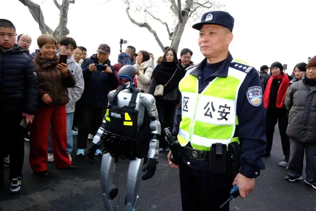 今天绕西湖一圈，11公里，耗时2小时50分！印象最深的是湖边的机器人执勤，逗留了