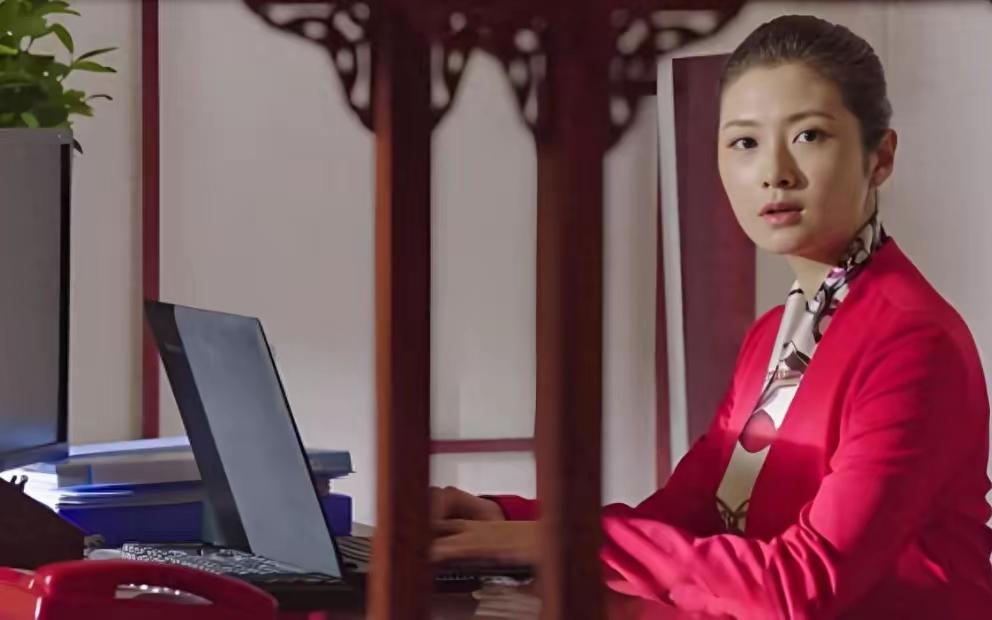 李超伶，曾是本山传媒第一美女。2004年元宵节央视晚会刚落幕，她还沉浸在掌声中，