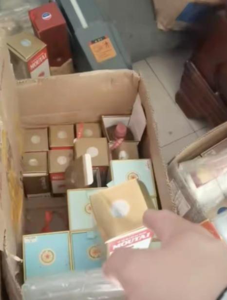 辽宁沈阳，一对夫妻经营酒行，35岁丈夫看店时，三名外地民警突然上门，号称查假五粮