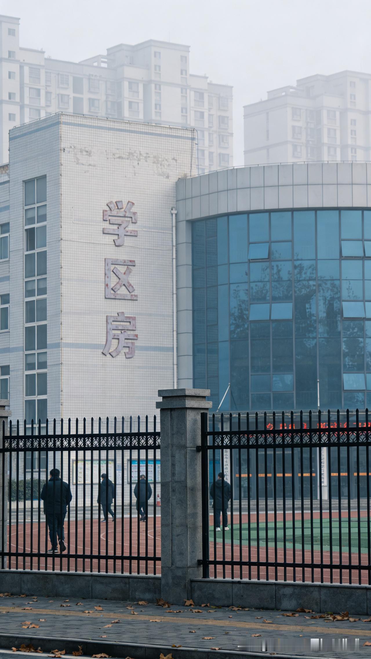 买不买学区房，从来没有标准答案，核心是家庭资源、教育理念和孩子特质的平衡。
 