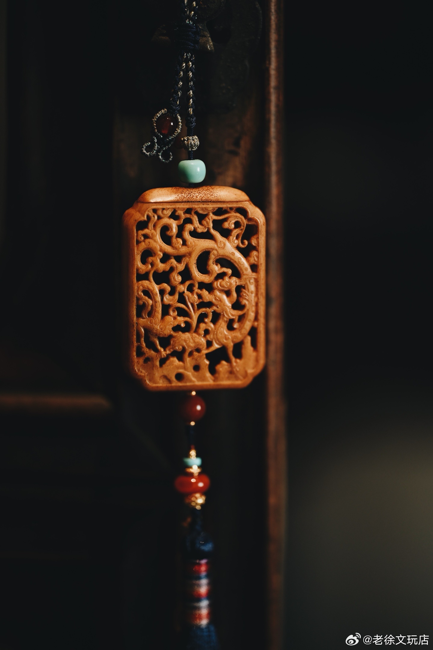 鹿角仿古“螭龙纹”挂件通体透雕螭龙云纹，镂孔玲珑，螭龙盘曲灵动，刀工古意盎然。手
