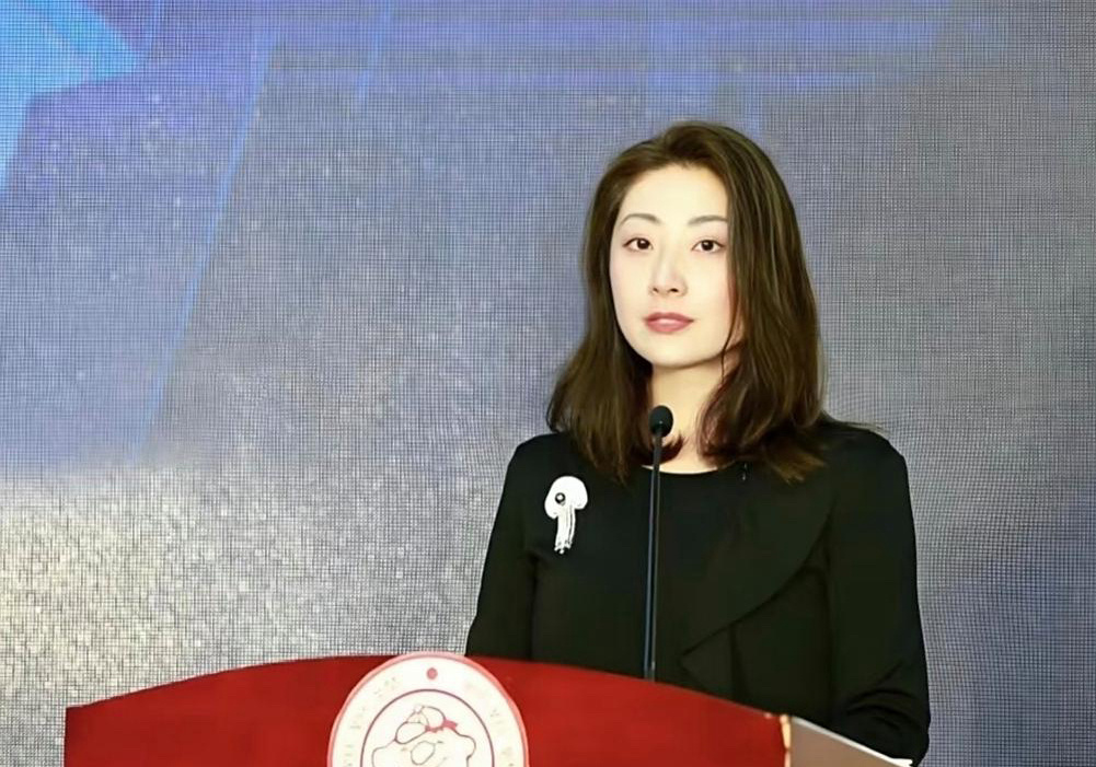 宗馥莉从年少时先保命才能拼命吧，因为你们看看赌王的大房就懂了，比起赌王的那些姨太