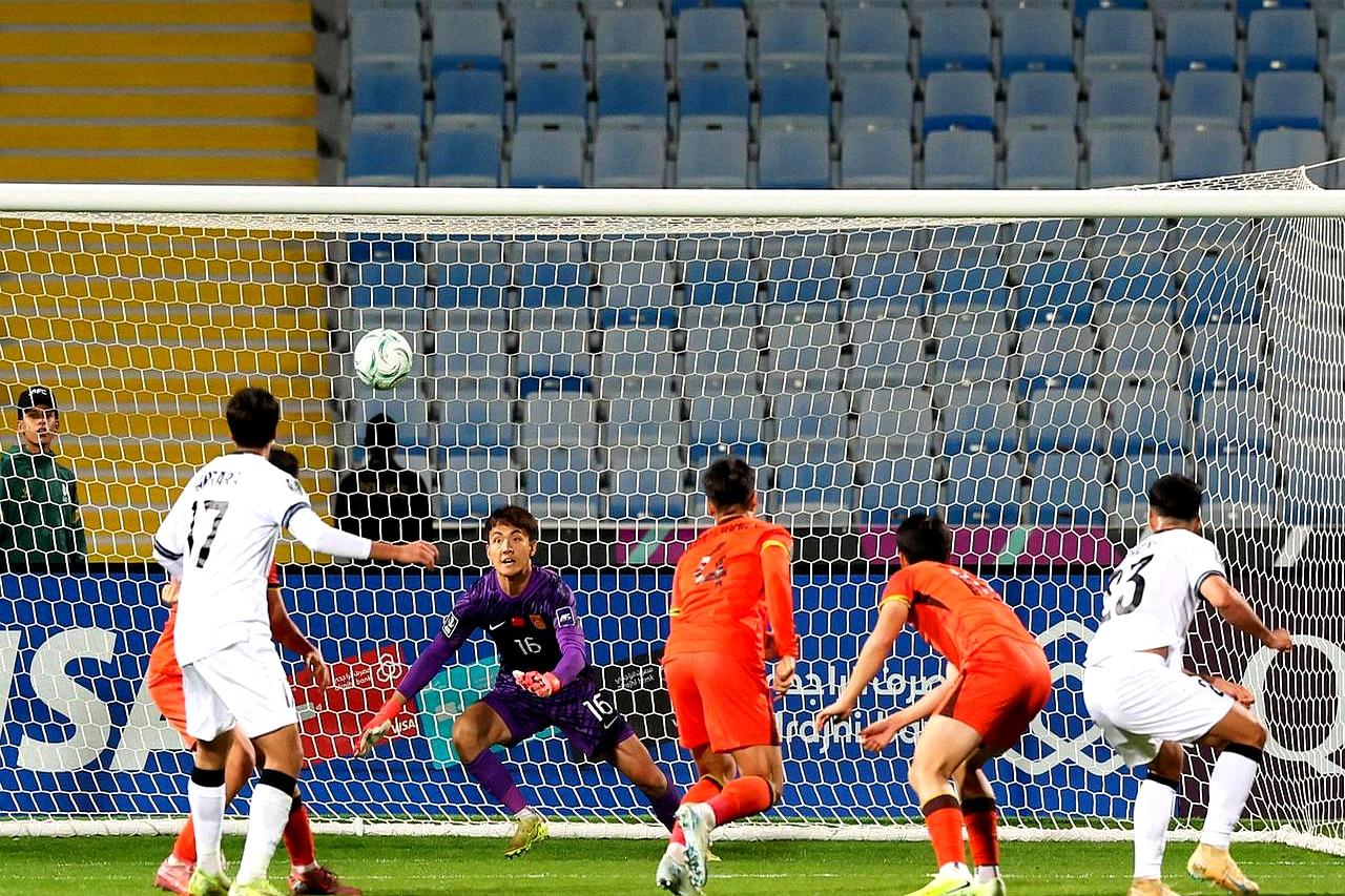 0-0！
 

昨晚中国U23硬刚泰国，评论区直接刷“稳如老狗”。
 

打平就