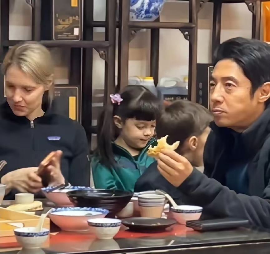 撒贝宁带老婆孩子现身山西大同，两个宝宝好活泼啊！这才叫“读万卷书，行万里路”，撒