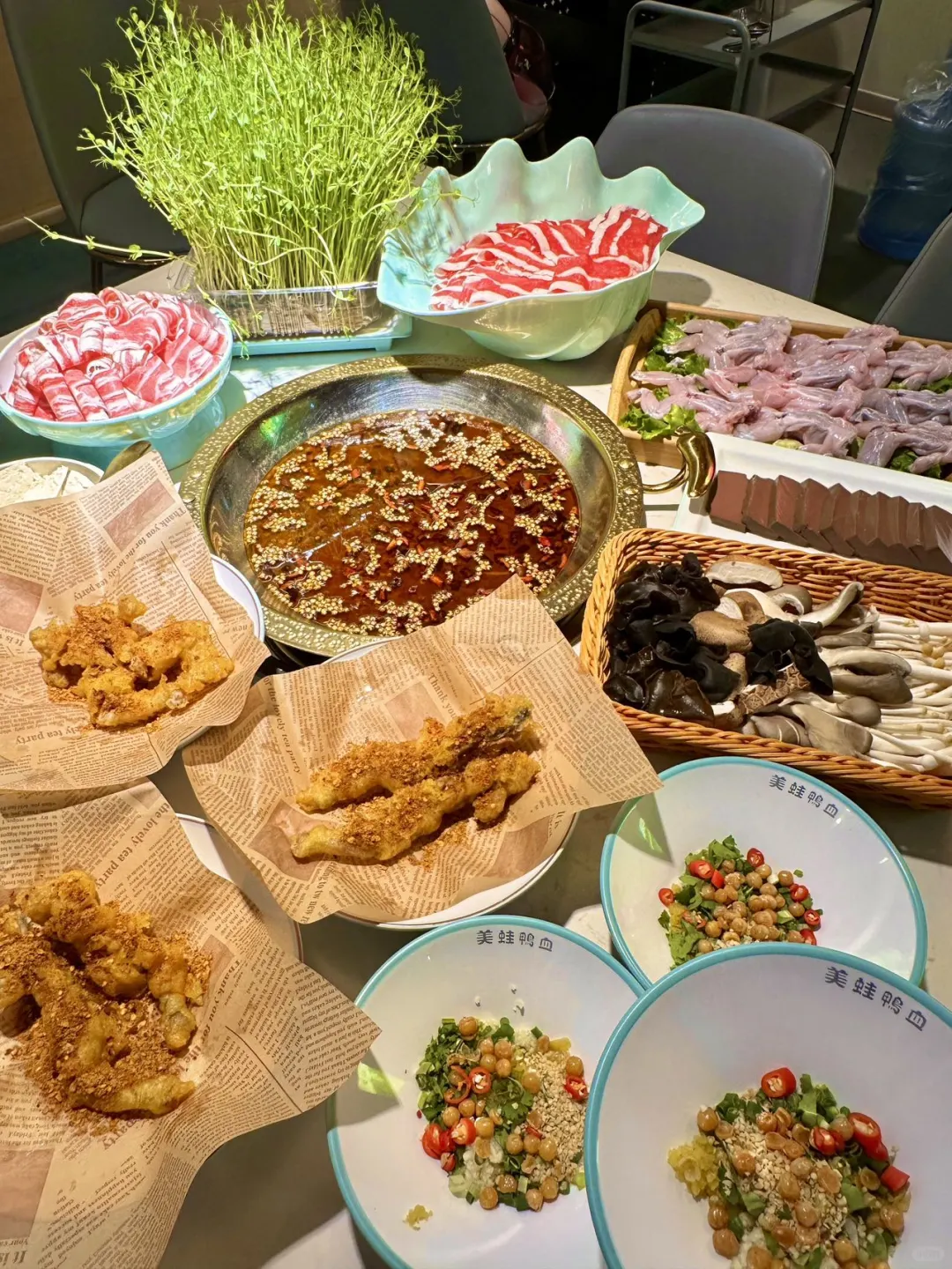 今日份美食｜热辣滚烫的美蛙火锅！