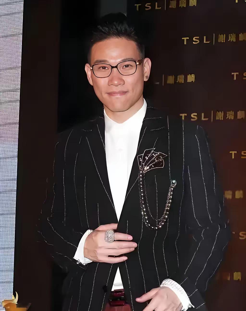 奉劝所有的艺人都不要学苏永康。
​官方通知已经把苏永康的演唱会取消了。为什么大家