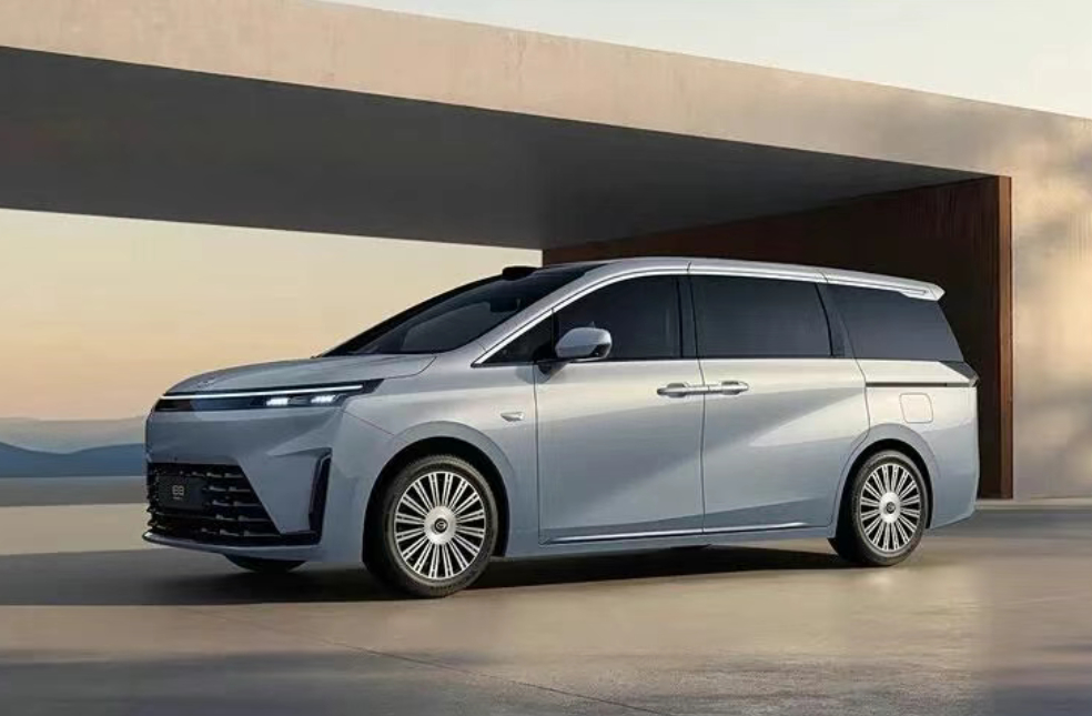 传祺向往E8 PHEV，是传祺E8换代车型，也将在6月11日上市。1.5T插混系