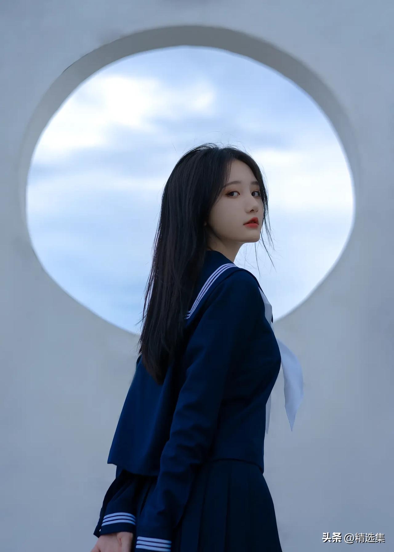 接纳生活的不完美，不抱怨挫折，表情松弛，心不紧绷，把皱纹当勋章。这样由内而外散发