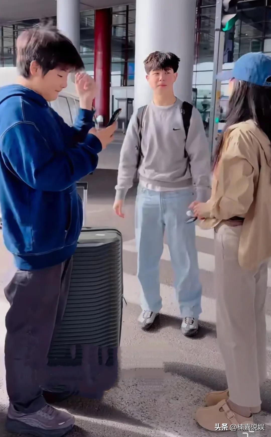 沙溢和胡可的两个孩子，都在英国留学，放假回国，胡可现身接机。
安吉穿着灰色卫衣配