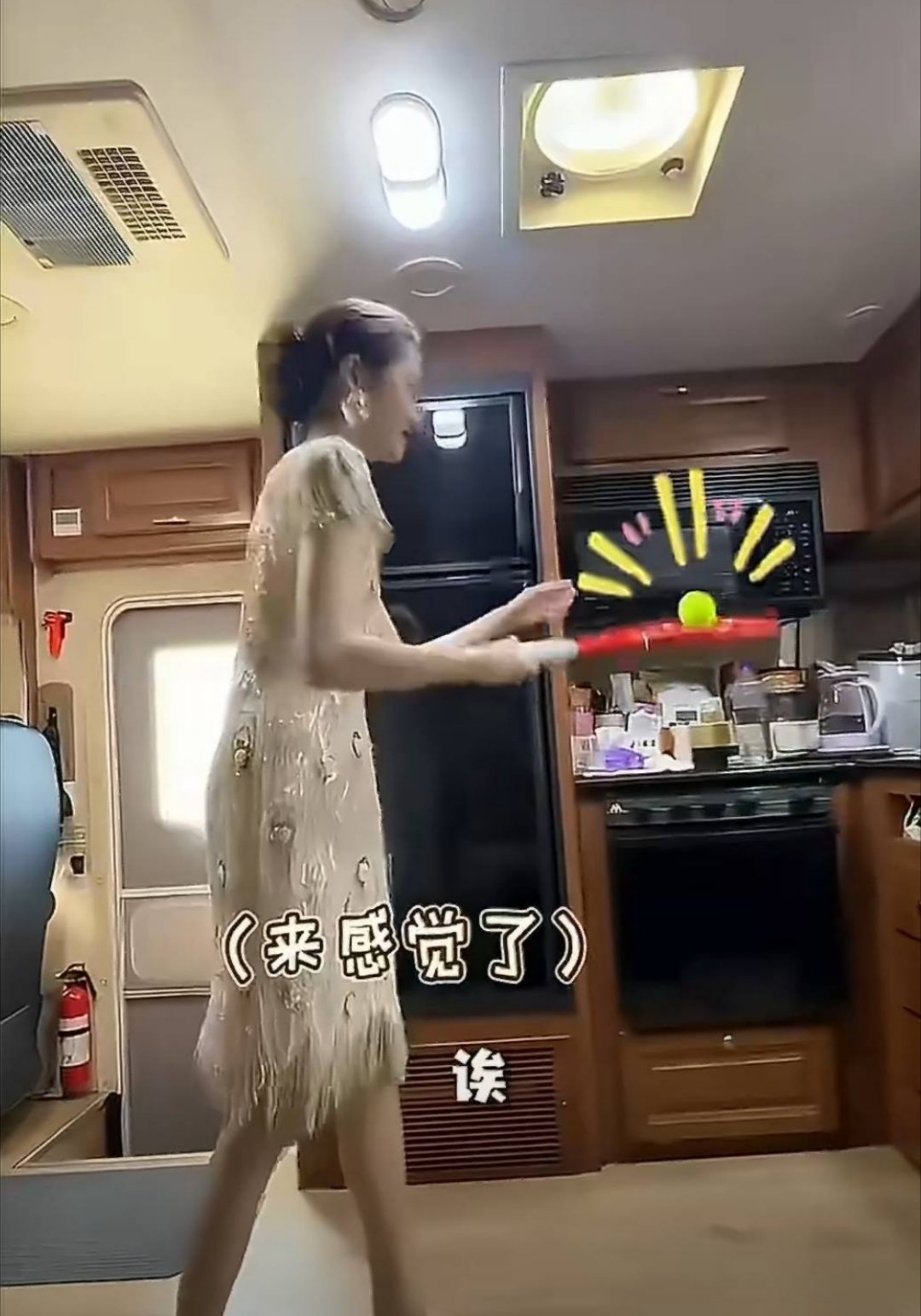 关晓彤房车上穿礼裙打网球，拍戏间隙不忘热爱，太自律了吧 ​​​