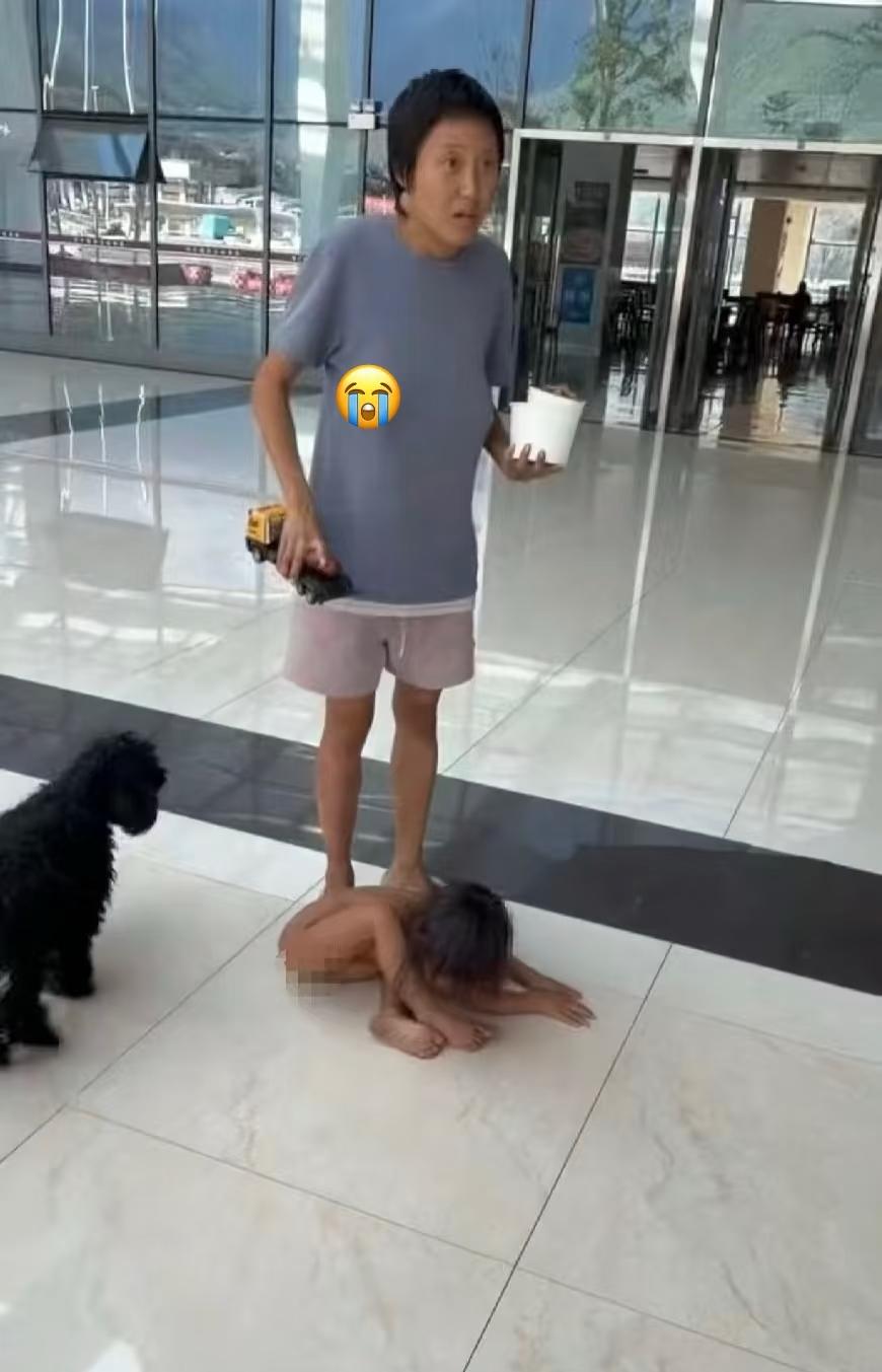 这是一位网友拍到的照片，

旁边有一位疑似他妈妈的女人，

头发剪的非常短，参差
