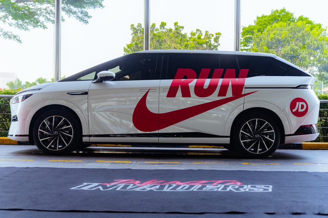 小鹏X9+耐克拉花，好看啊！这是小鹏X9在印尼作为JD Sports Indon