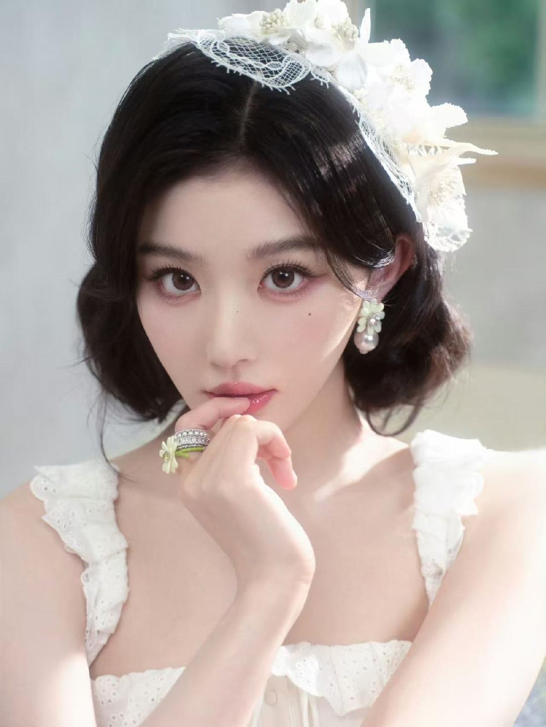 孔雪儿蕾丝边白裙孔雪儿油画公主 这个雪儿完全公主！