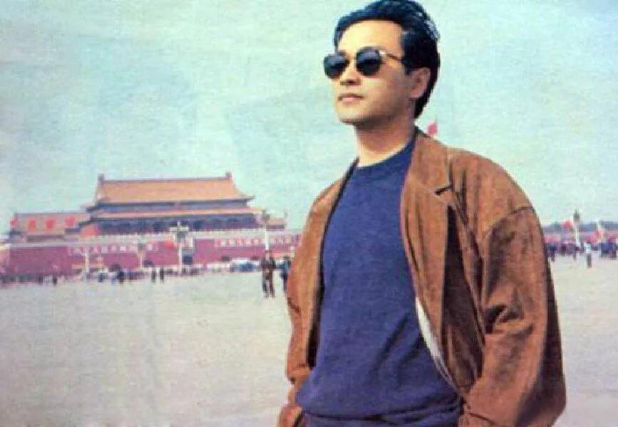 《霸王别姬》这部戏里基调那么沉重悲伤，
戏外这几个主演倒是非常的欢脱，自然，养眼