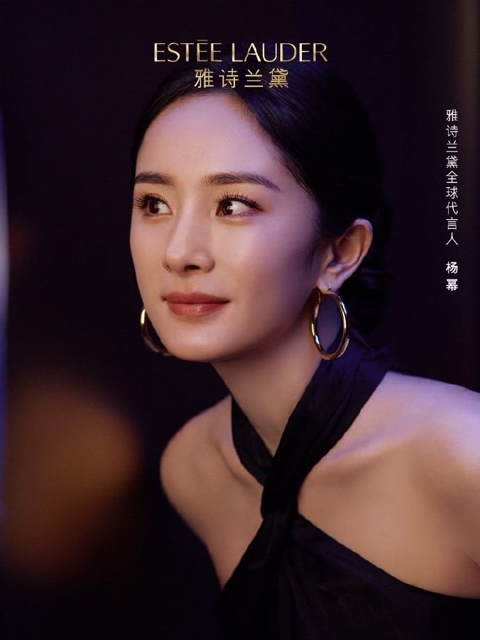 眼波流转藏着锋芒，气场全开自带高光！每帧都美到心巴，这该死的女王魅力谁能抗拒～ 