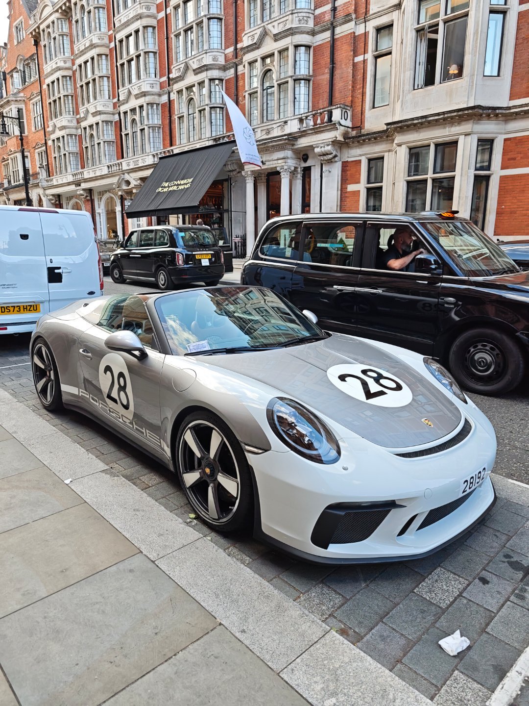 静静停在伦敦Mayfair街头的911 Speedster Heritage D