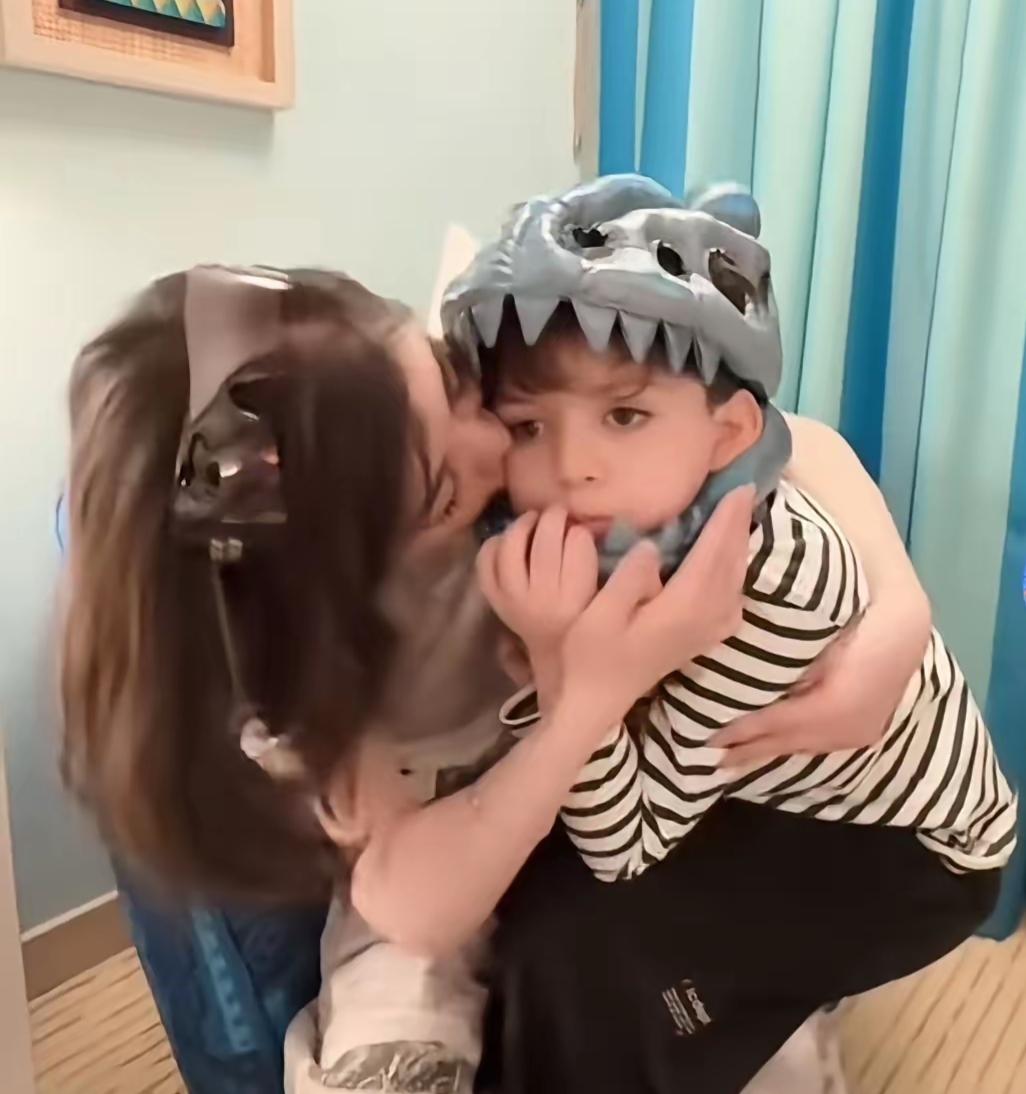 会长于文红这些天去北京陪伴小宝，还帮小宝去找学校，经过这些天的相处，他们之间的母