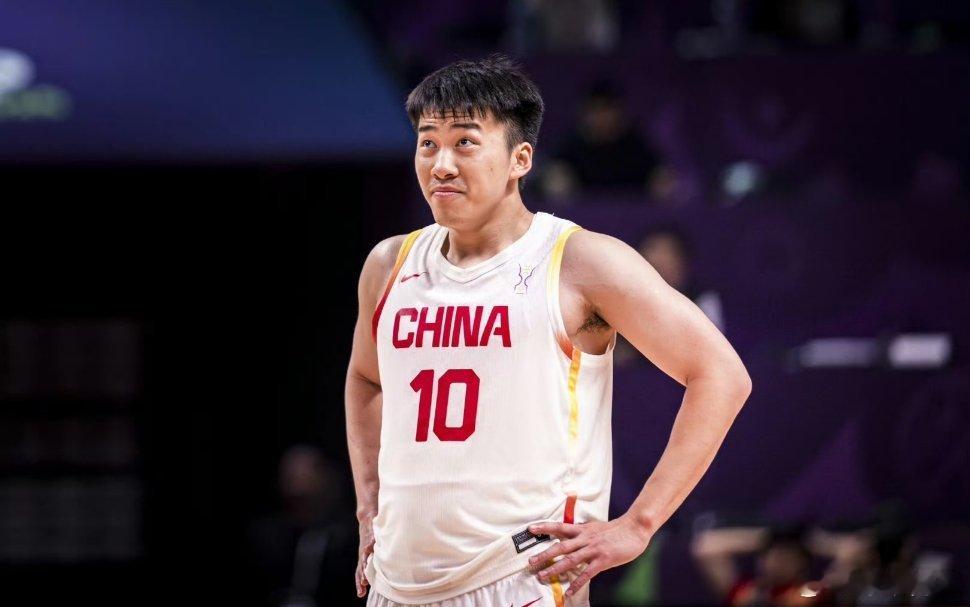 王俊杰第四节后半段没打是因为他左腿有些抽筋，不然他的数据只会更加亮眼。出战24分