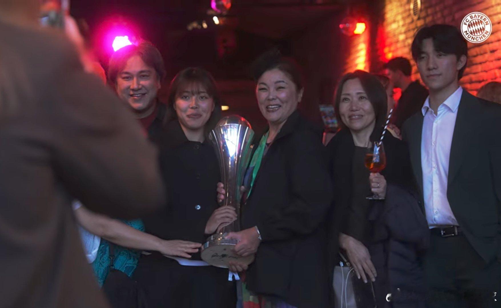 NadeshikoJapan  家长也来德国庆祝自家小孩夺冠🏆 🎉nades