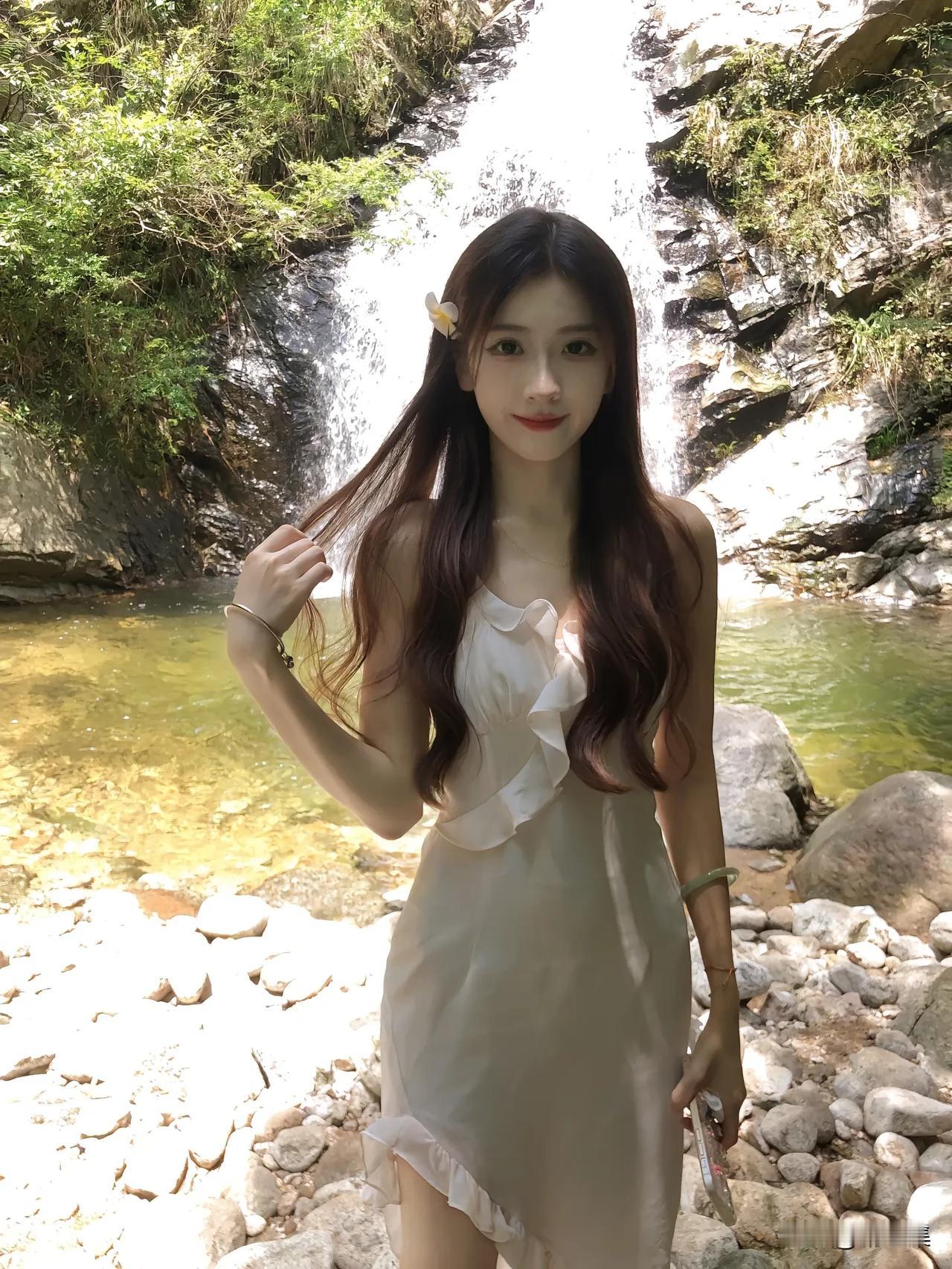 夏日清凉瀑布前，白裙少女笑语间
