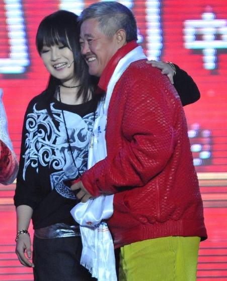 一次，赵本山和前妻生的大女儿赵玉芳来家中探望，赵本山的老婆马丽娟表现冷漠，一句话