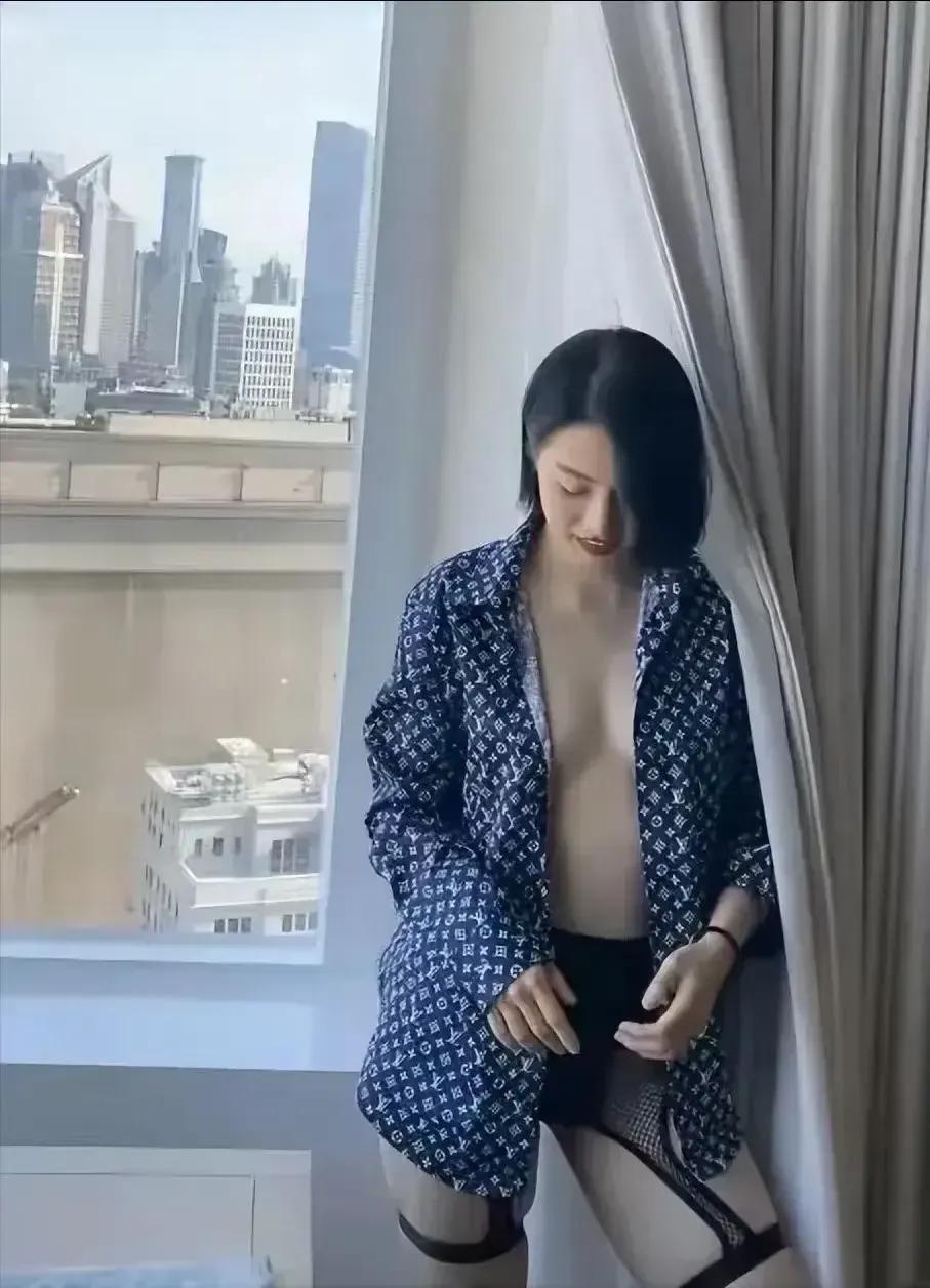 这绝对是穿给领导看的，难怪胡总沦陷了[捂脸]同意的点赞！
