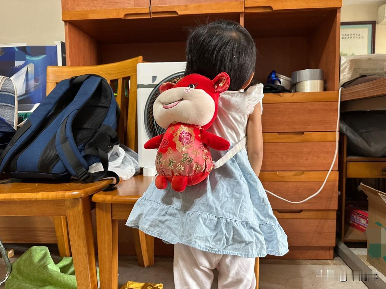 （1443）：孩子，早上好。今早深圳气温19摄氏度，中午将达到27摄氏度，夏天又