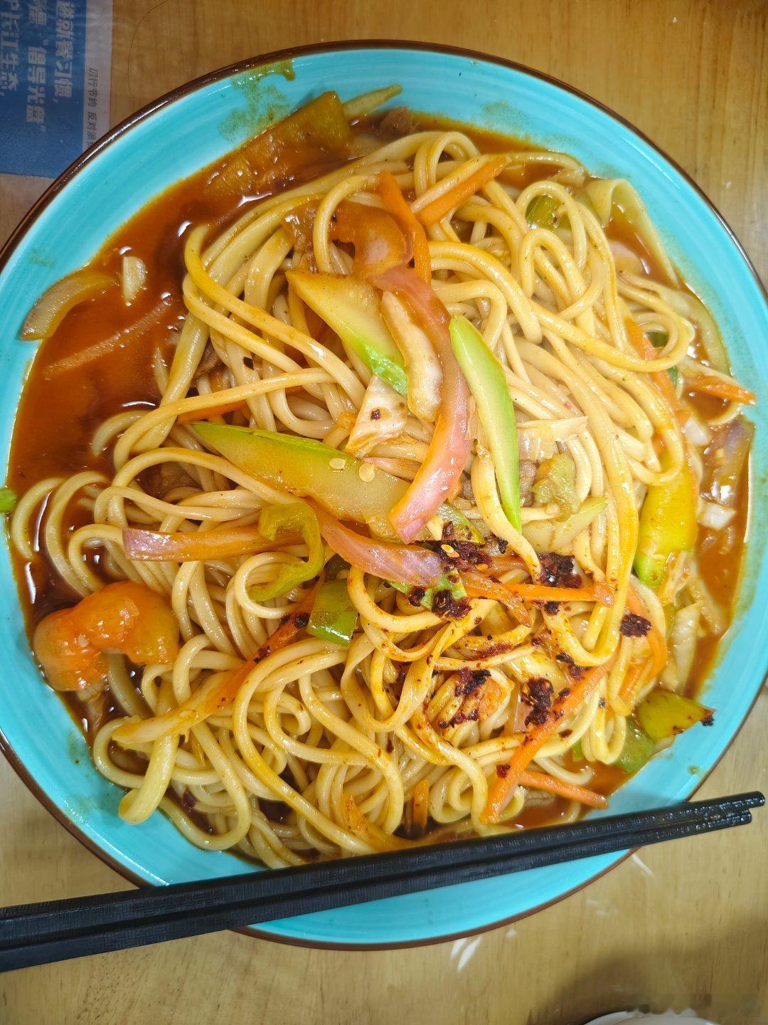谁能懂在广西吃一碗热腾腾的炒拉面的感觉，夯爆了！ 