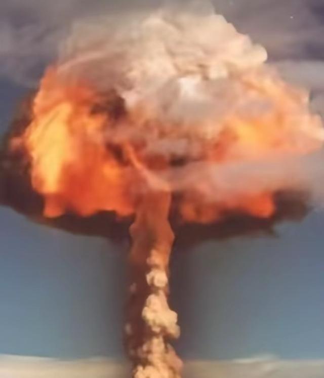 一旦中国动用“核武器”对日本本土实施打击，那么等着中国的将会是来自于半数幸存日本