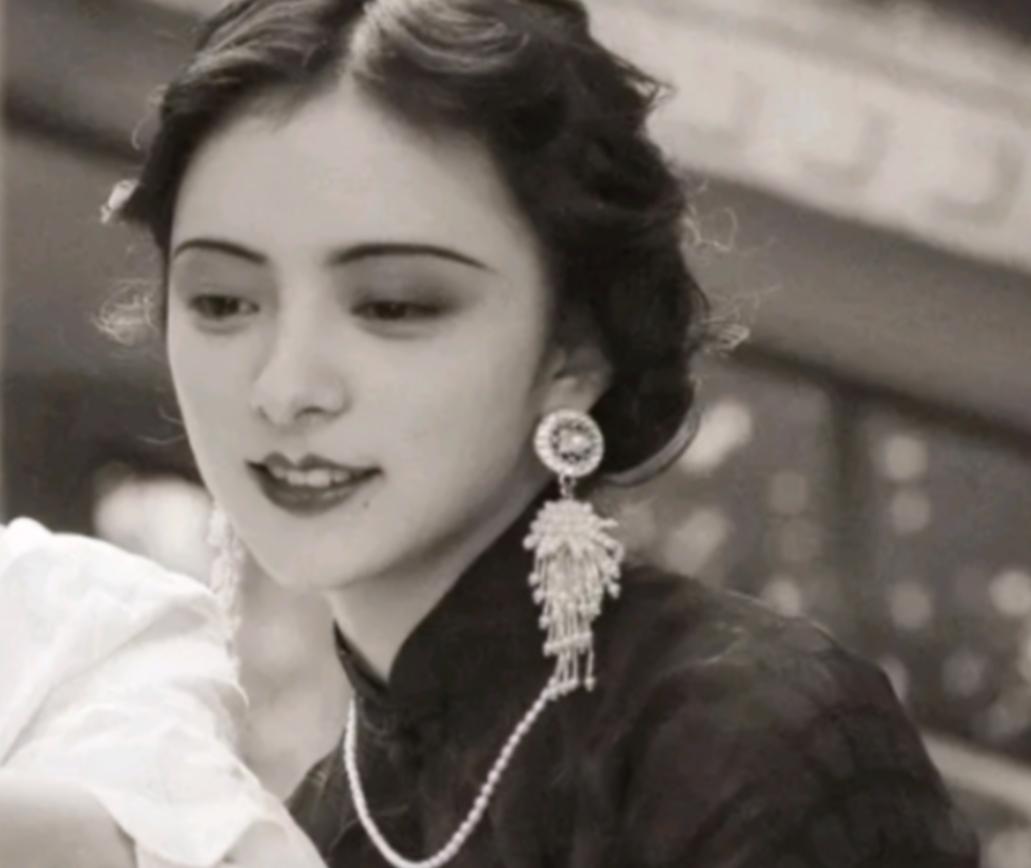 1974年，90岁的杨森迎娶了17岁的张灵凤。洞房之夜，就在杨森要行房事时，张灵