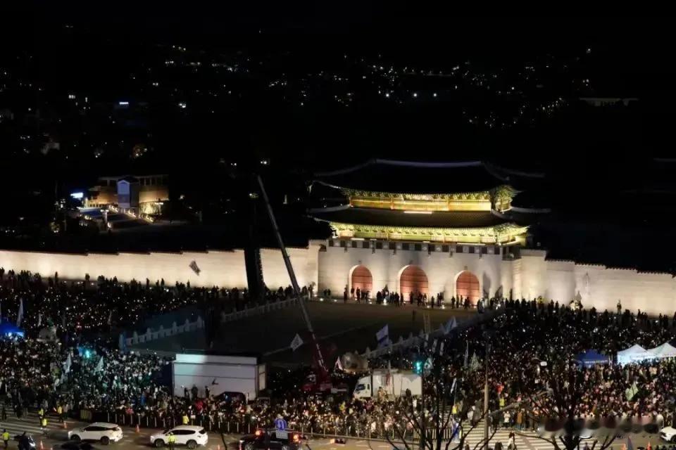 时事故事：给你新体验，助你深思考，总统的政治豪赌与未来走向 。12月3日晚上，韩