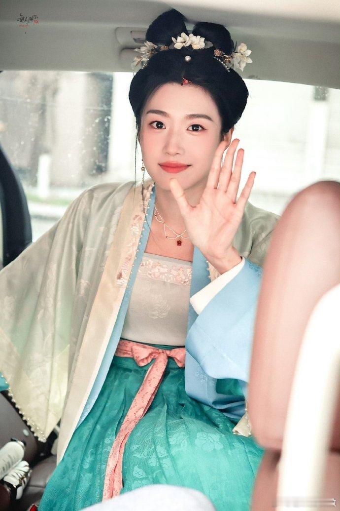 清新淡绿色长衫，卢昱晓《五福临门》最新妆造，俏皮可爱剧外康宁好漂亮！[羞嗒嗒] 