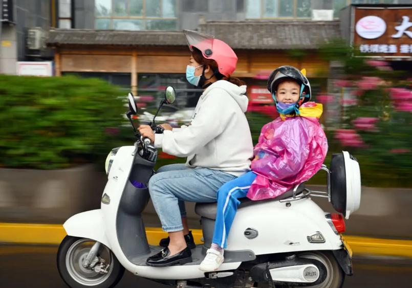 老头乐被禁后，多地接娃新方式火了！合规又省心，家长必看

家有娃要接送的家长注意