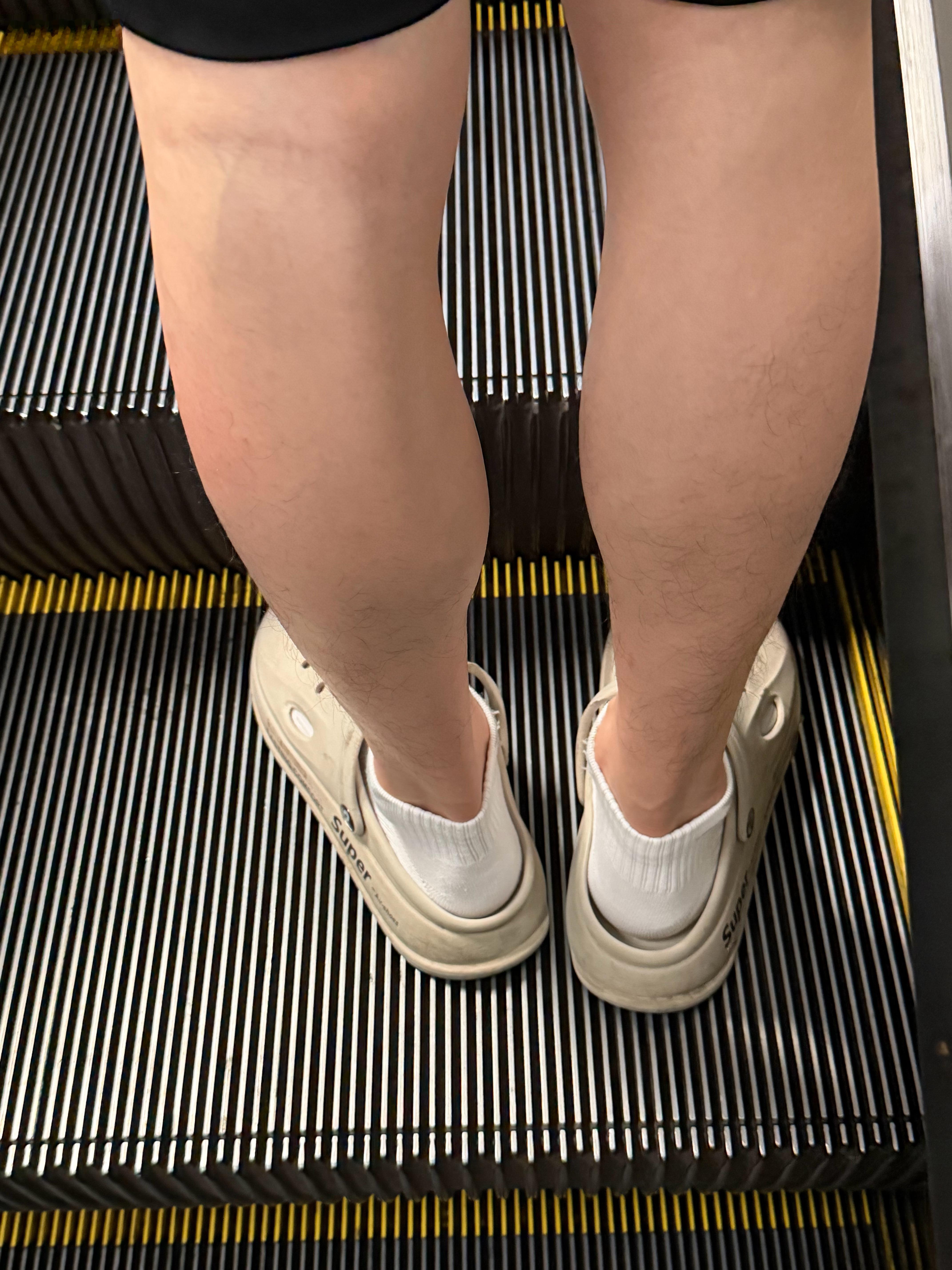 说实话，对于穿拖鞋还套个袜子出门，真是不太能理解，难道不感觉怪怪的吗