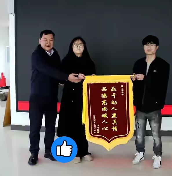 湖南，一网约车司机在接单途中突发疾病，于是他向后座的女乘客求助，没想到女乘客二话