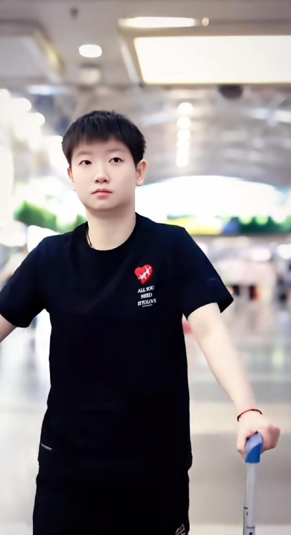 没见过的旧图，也看得满心欢喜
 
刷到孙颖莎机场旧照，黑衣简约干净，推着行李箱步