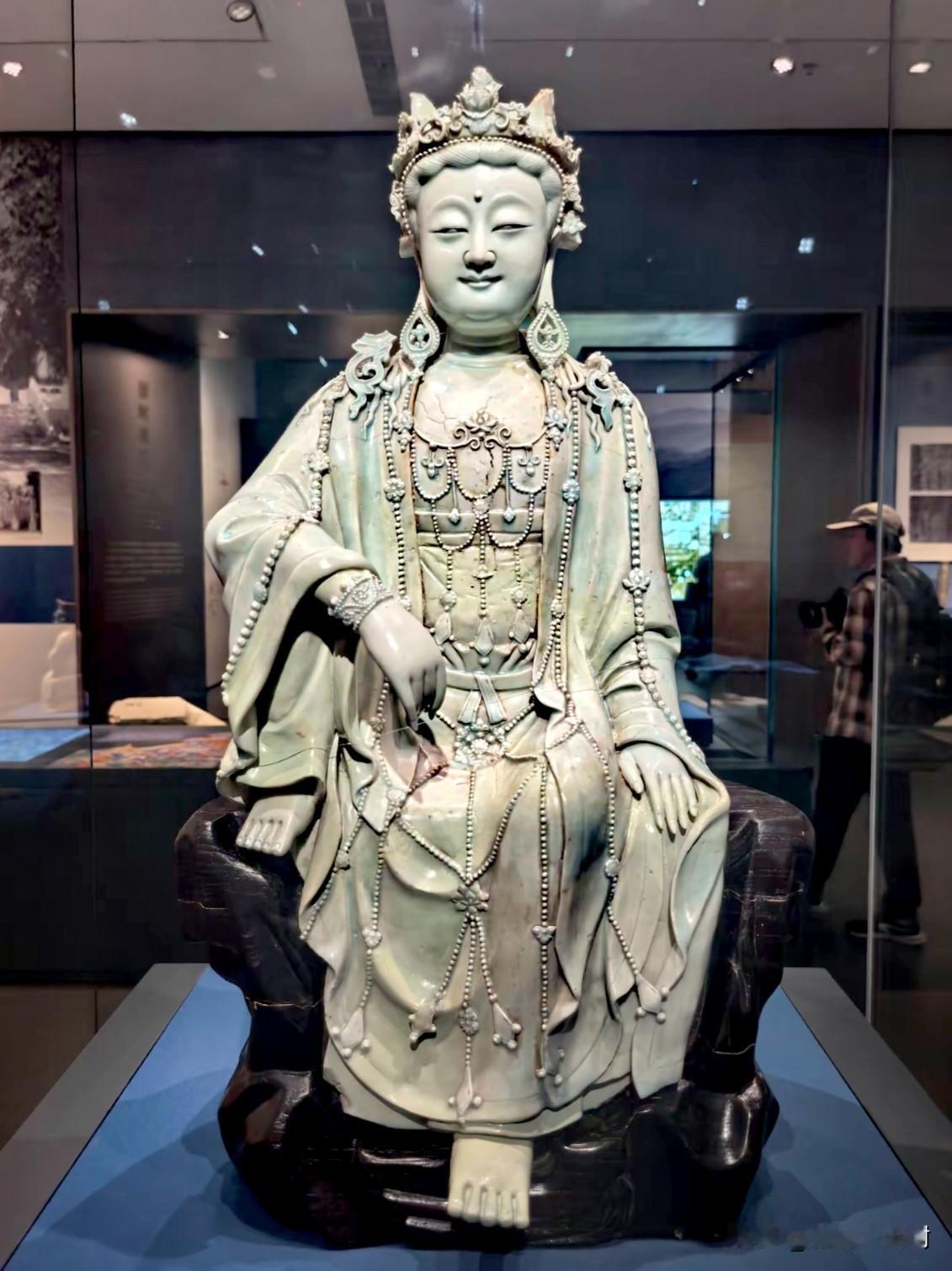 它是首都博物馆顶级镇馆之宝，元代景德镇青白釉水月观音像，七百多年前曾深藏元大都皇