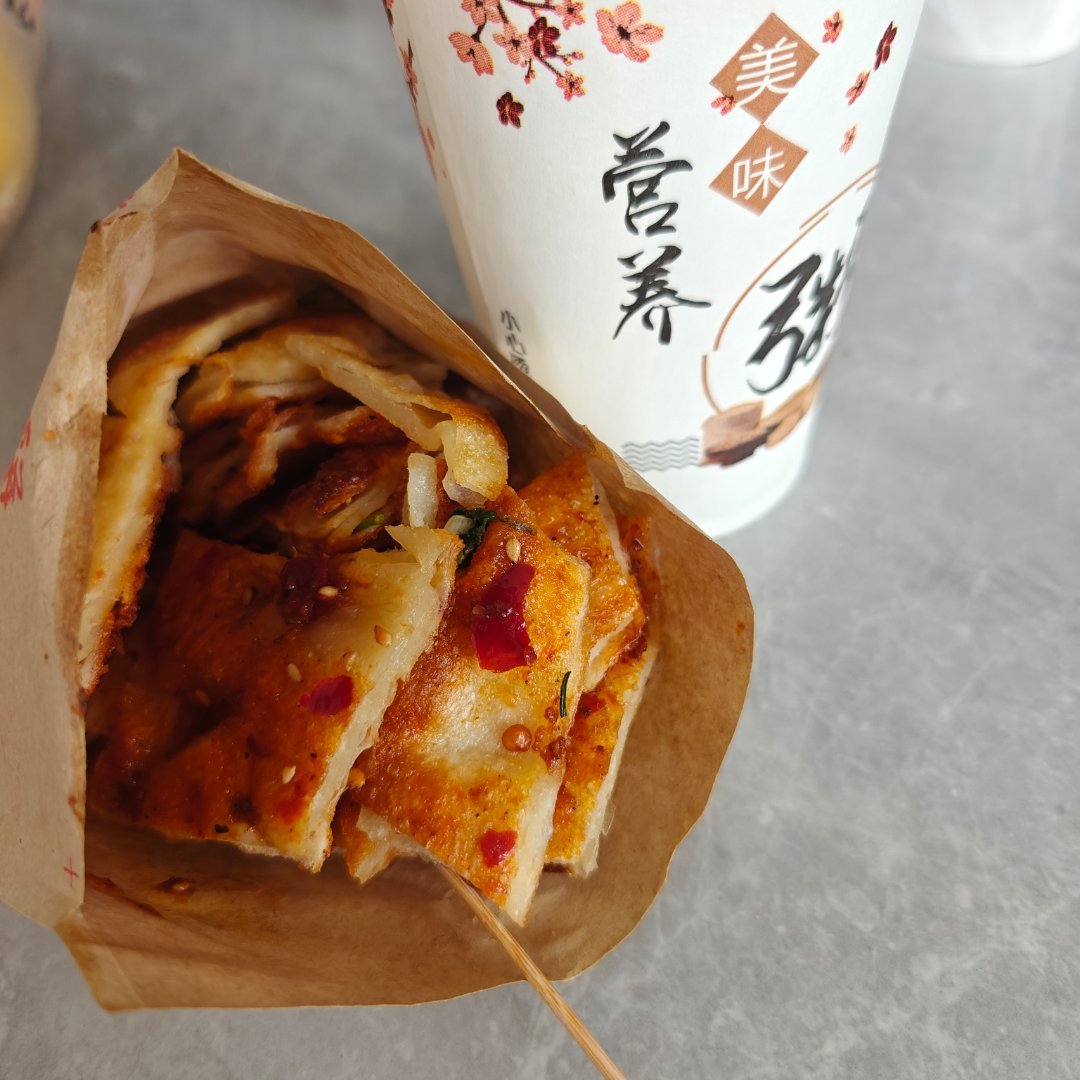 下班茴来路上顺便买了个早餐土家酱香饼好久没吃了感觉好香 