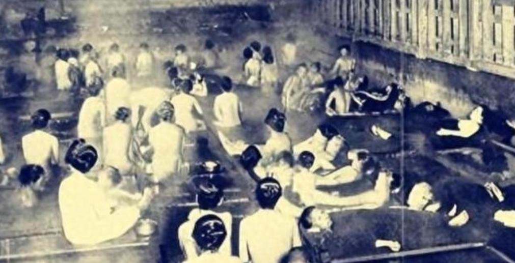 1902年，东京一间澡堂里，男男女女赤身裸体泡在同一个池子里，面对镜头，神情自若
