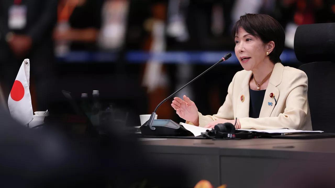 这是同一个人吗？日本首相高市早苗前脚批评中方对稀土的出口管制，后脚就再次重申，日