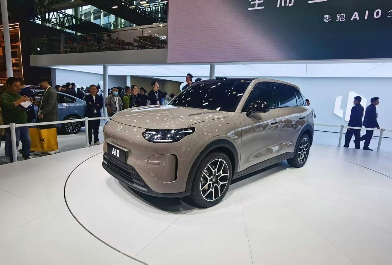 零跑A10首秀
有点偏圆润的感觉，半隐藏的门把手
和之前零跑B系列、C系列不一样