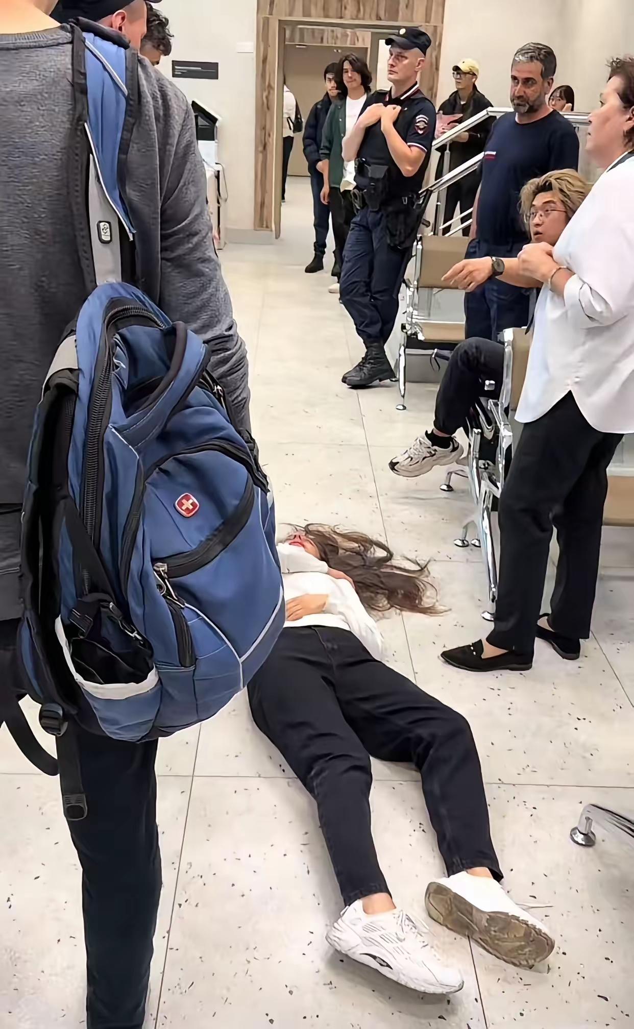 圣彼得堡这件事看完真的大快人心，

华人青年被外国人插队无故殴打，合理反击之后被