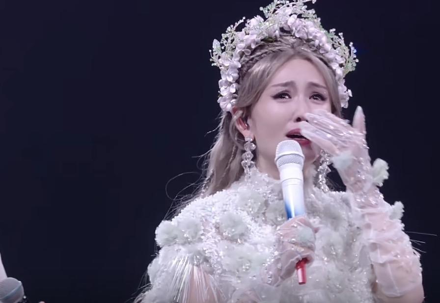 何炅：娜娜， surprise！我就知道你看到我会哭，快别擦眼泪了，今天可是你人