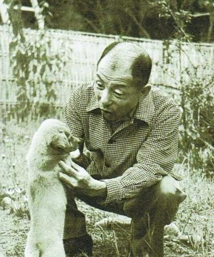 1975年4月6日凌晨2点，张群打电话告诉了张学良，说老蒋已于昨夜病死。当时，屋
