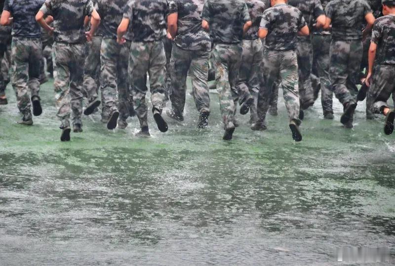 15岁女生军训期间心脏骤停不幸身亡几乎每年学校军训都要发生几起学生死亡事故，军训