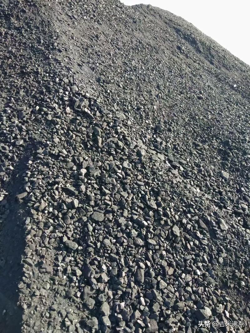 吐鲁番的煤堆还在，工厂还没冒烟，可图纸已经铺满整个工地；一边是西北风沙大得睁不开