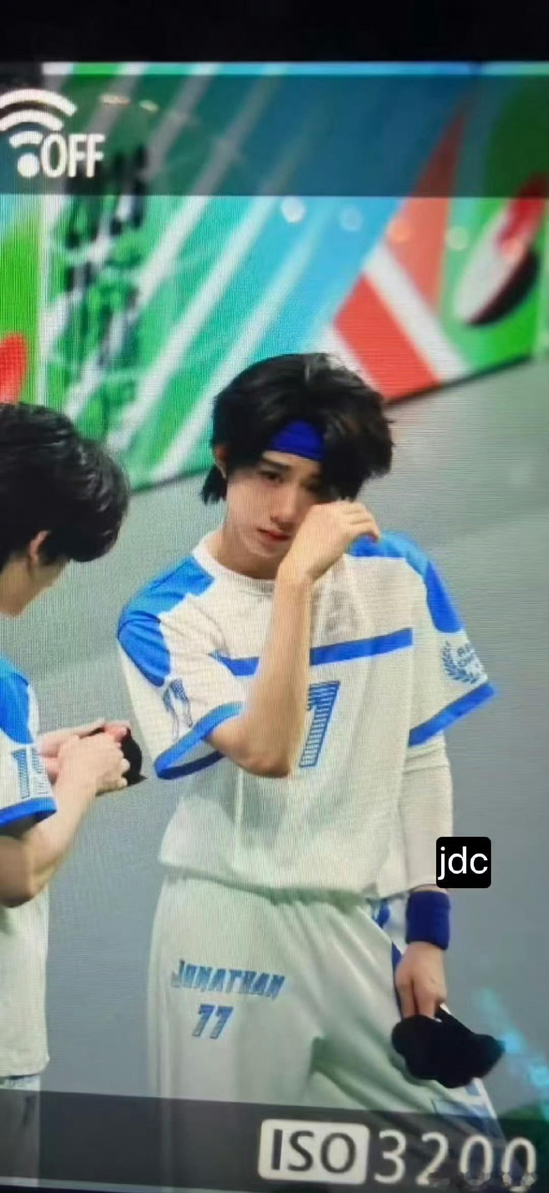 陈奕恒眼睛红了💌不必靠美瞳提亮双眼，奕恒本身耀眼，少戴美瞳减少不适 